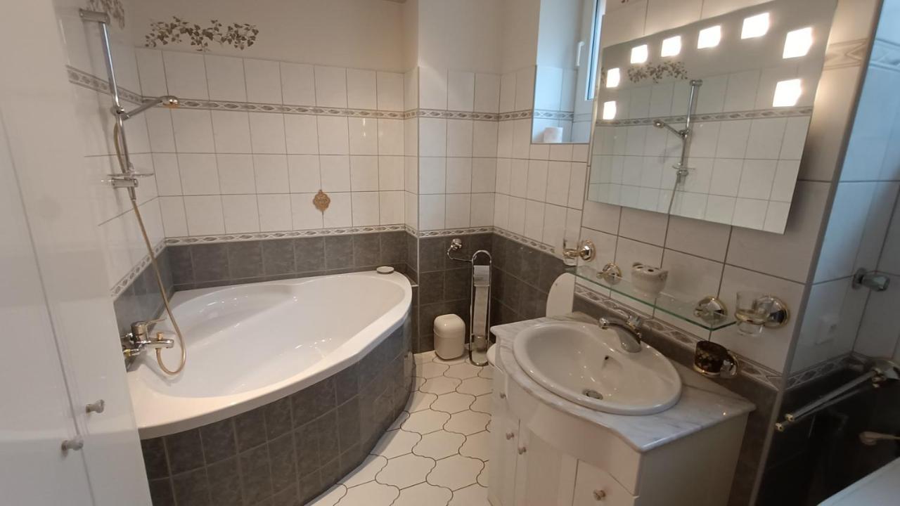 Apartments Stubsi With Colonnade View كارلوفي فاري المظهر الخارجي الصورة